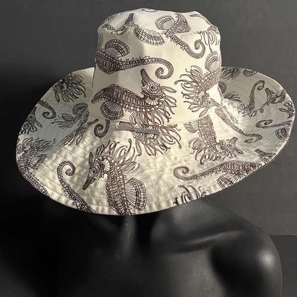OndadeMar Ladies Reversible Seahorse Bucket Hat - Picture 6 of 16